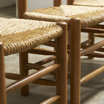 Suite de 4 chaises paillées, vers 1950. pieds rondins et assises paillées