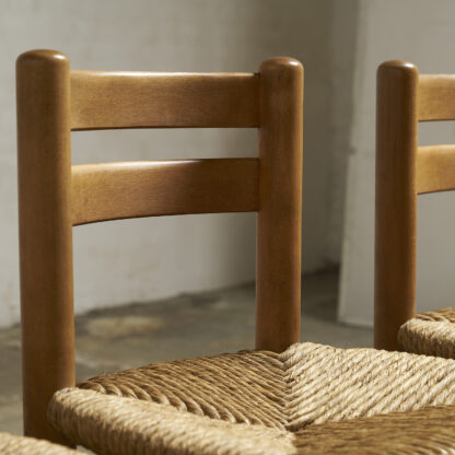 Suite de 4 chaises paillées, vers 1950. pieds rondins et assises paillées