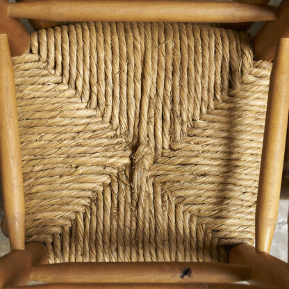 Suite de 4 chaises paillées, vers 1950. pieds rondins et assises paillées