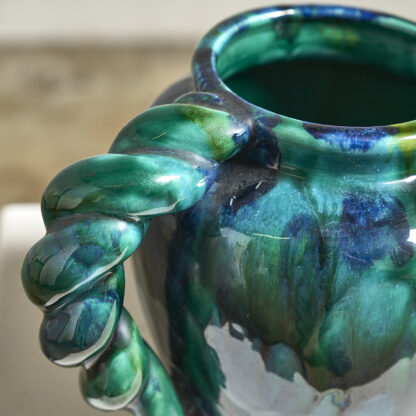 Vase à deux anses torsadées en céramique vernissée