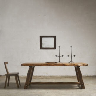 Table à manger du designer finlandais Olavi Hanninen.