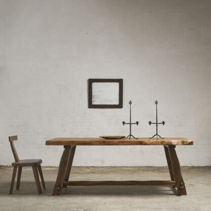 Table à manger du designer finlandais Olavi Hanninen.