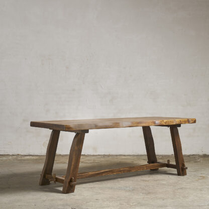 Table à manger du designer finlandais Olavi Hanninen.