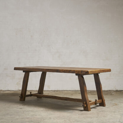 Table à manger du designer finlandais Olavi Hanninen.