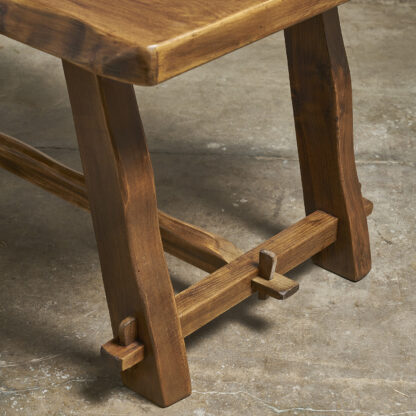 Table à manger du designer finlandais Olavi Hanninen.