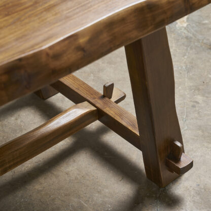 Table à manger du designer finlandais Olavi Hanninen.