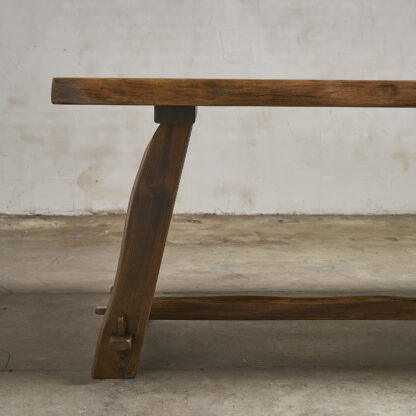 Table à manger du designer finlandais Olavi Hanninen.