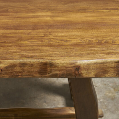 Table à manger du designer finlandais Olavi Hanninen.