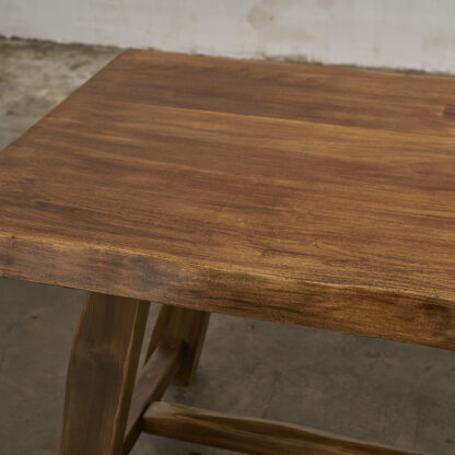 Table à manger du designer finlandais Olavi Hanninen.