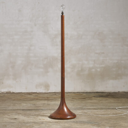 isbeth Brams, lampadaire en teck massif, Danemark vers 1960.