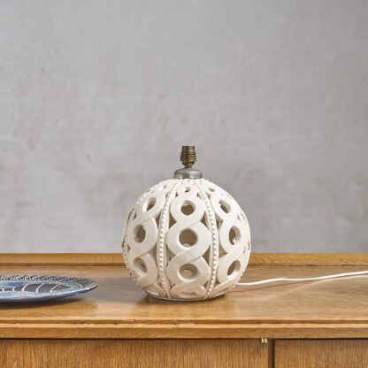 Lampe boule ajourée