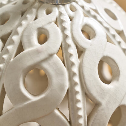 Lampe boule ajourée