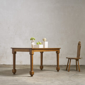 table aux curieux pieds