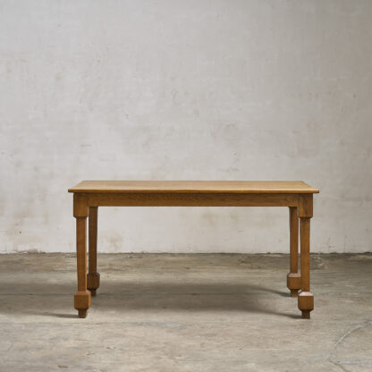 table aux curieux pieds