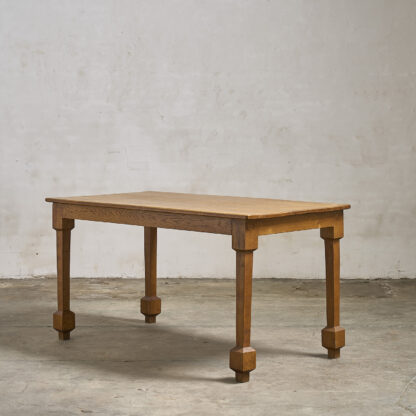 table aux curieux pieds