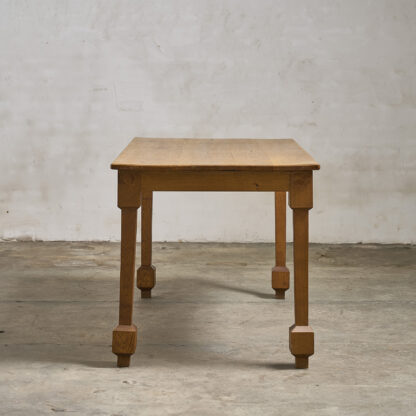 table aux curieux pieds
