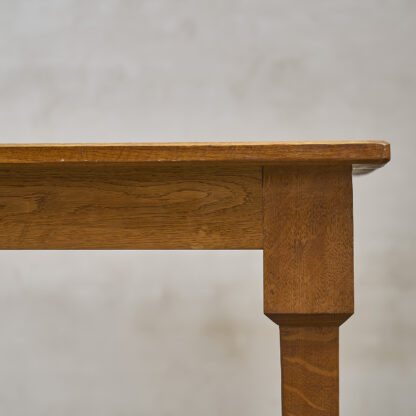table aux curieux pieds