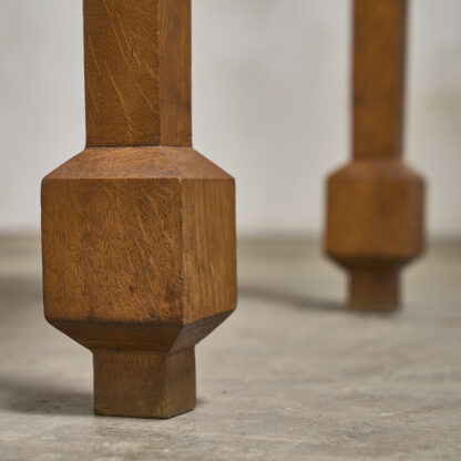 table aux curieux pieds