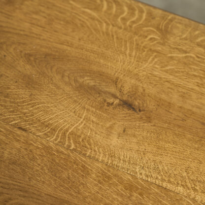table aux curieux pieds
