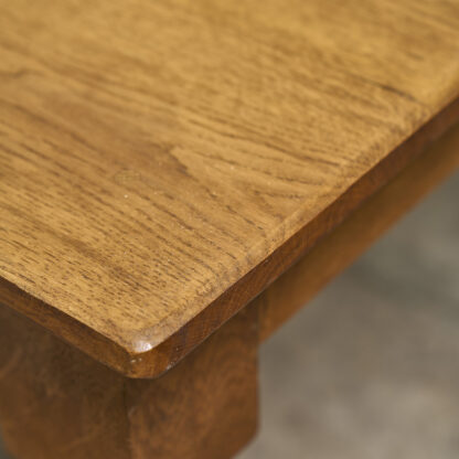 table aux curieux pieds
