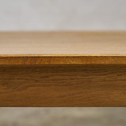 table aux curieux pieds