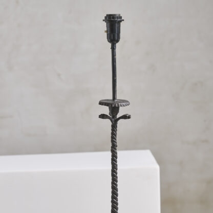 Lampadaire aux serpents entrelacés
