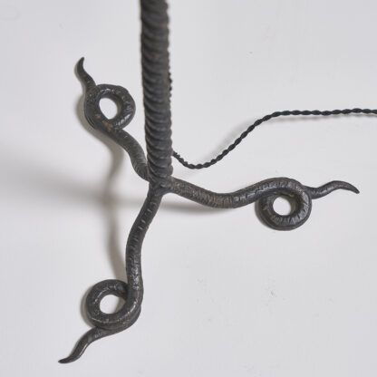 Lampadaire aux serpents entrelacés