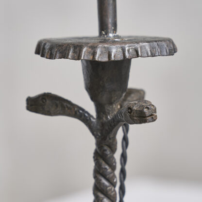Lampadaire aux serpents entrelacés