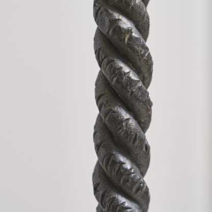 Lampadaire aux serpents entrelacés