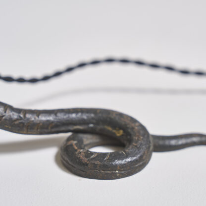 Lampadaire aux serpents entrelacés