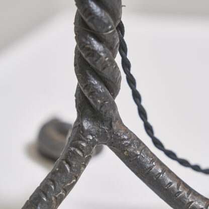 Lampadaire aux serpents entrelacés