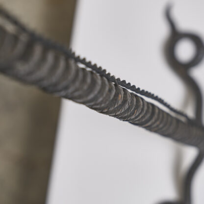 Lampadaire aux serpents entrelacés
