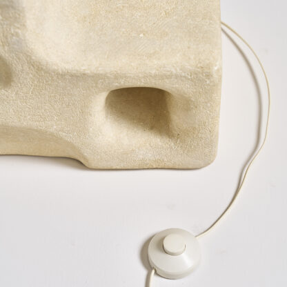Grande lampe en pierre calcaire