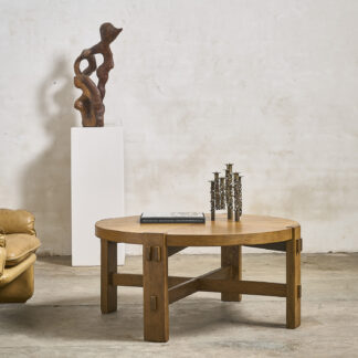 table basse brutaliste en chene