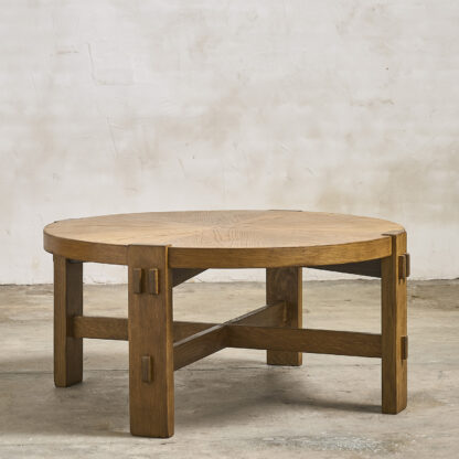 table basse brutaliste en chene