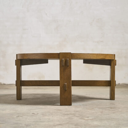 table basse brutaliste en chene