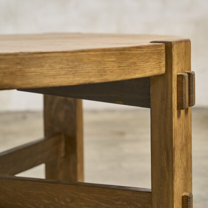 table basse brutaliste en chene