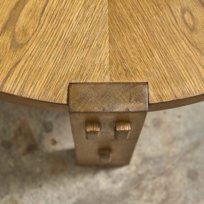 table basse brutaliste en chene