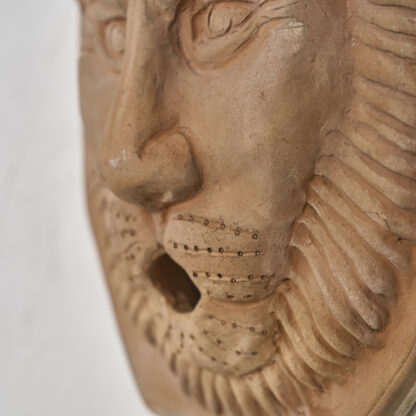 Tête de lion en terre cuite