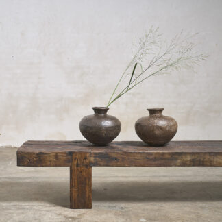 Paire de vases en metal riveté