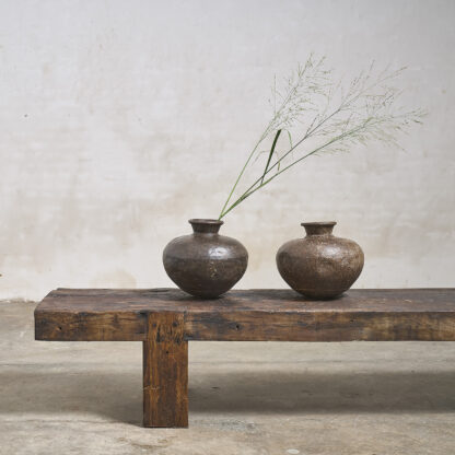 Paire de vases en metal riveté
