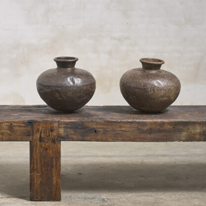Paire de vases en metal riveté