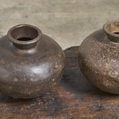 Paire de vases en metal riveté