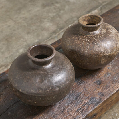 Paire de vases en metal riveté