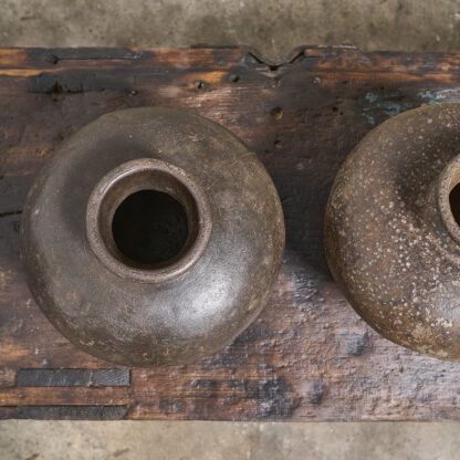 Paire de vases en metal riveté