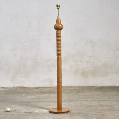 Lampadaire en orme cerclé de laiton