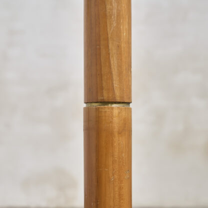 Lampadaire en orme cerclé de laiton