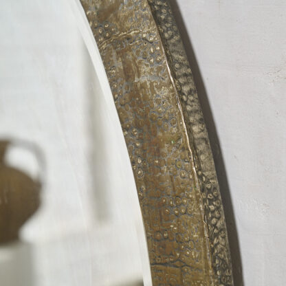 Miroir oval en laiton embouti