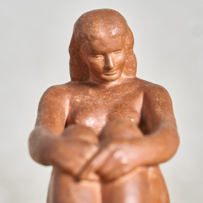 Femme nu assise