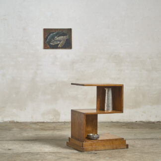 Bout de canapé moderniste